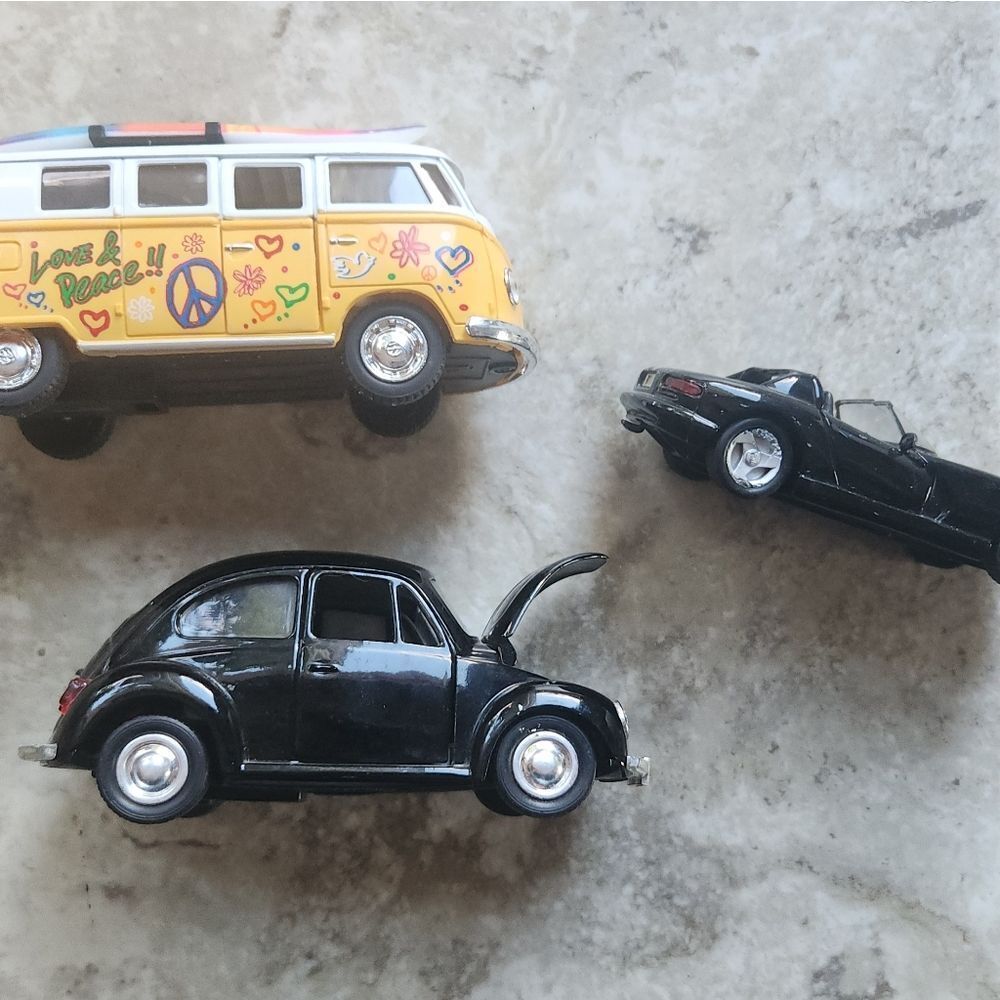 Die-cast Classic 1962 Volkswagon Bus 1/32 scale, Dodge Viper 1/39 scale & VW bug